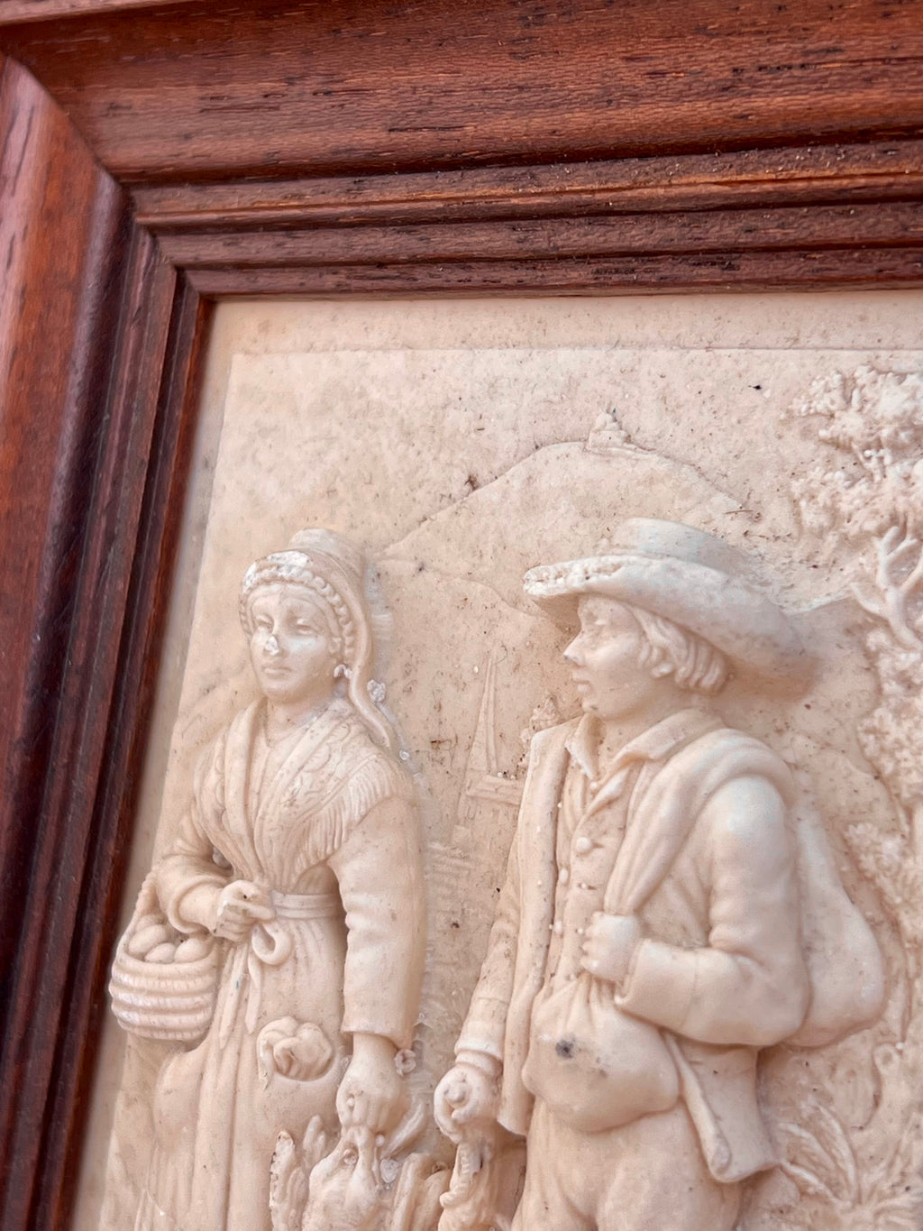 cadre en bas relief signé C.F. Becker.