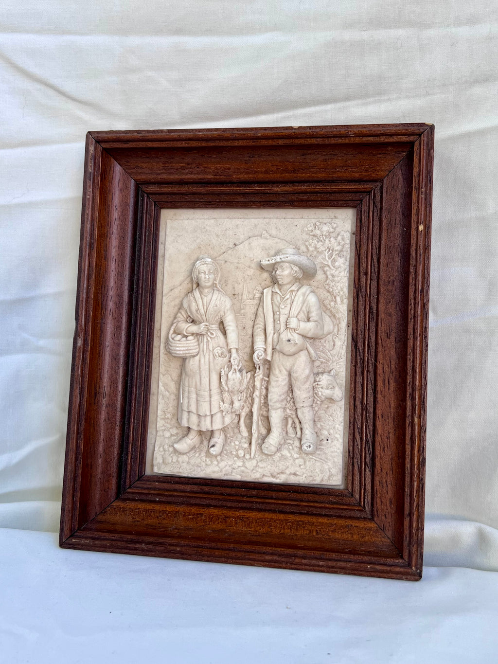 cadre en bas relief signé C.F. Becker.